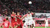 Gedrängel im Strafraum: 1. FC Köln gegen RB Leipzig im Hinspiel,