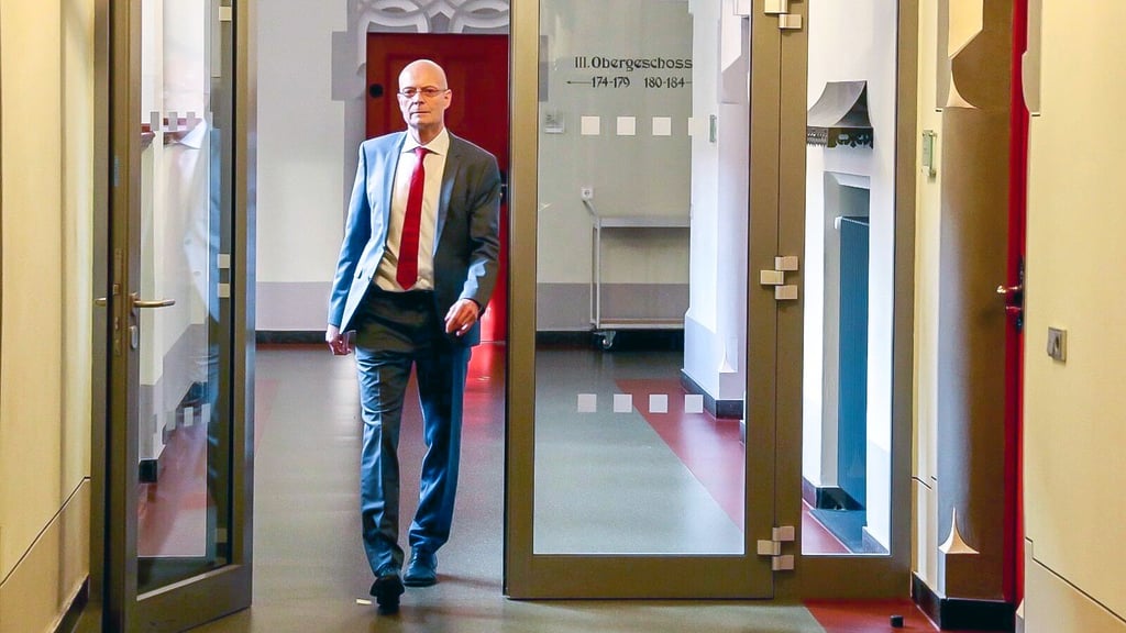 Bernd Wiegand ist als Angeklagter im Landgericht. Die Staatsanwaltschaft wirft ihm vor, gelogen zu haben.