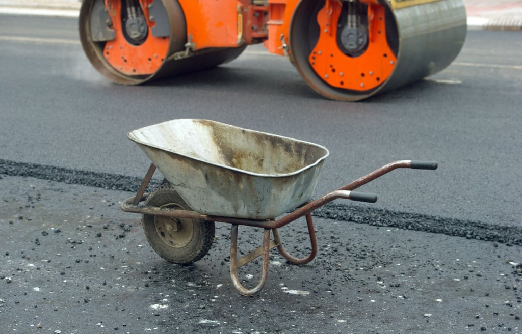 Eine Schubkarre steht auf einer Baustelle.
