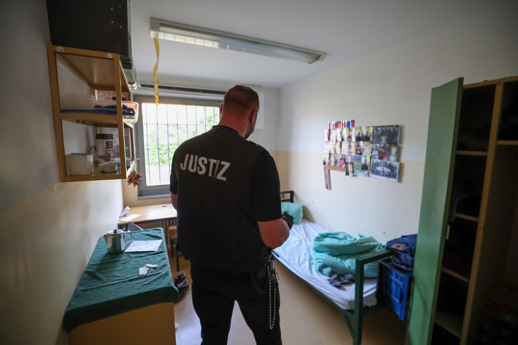 Ein Justizbeamter durchsucht in einem Revisionseinsatz einen Haftraum in der Jugendanstalt Raßnitz.