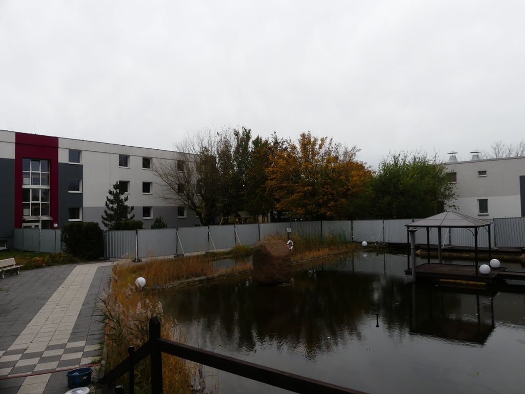 Die beiden Bettenhäuser hinter dem Blechzaun sind die Außenstelle der Zast.