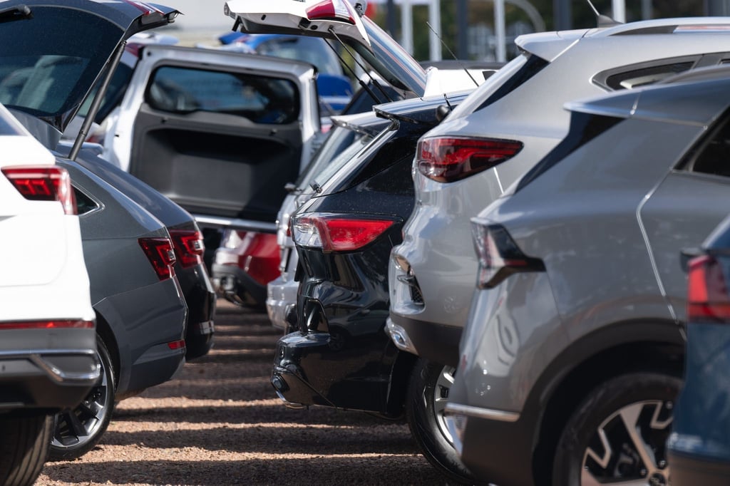 Neuwagen und Gebrauchtwagen stehen bei einem Autohändler nebeneinander. Gründe für den Preisverfall seien etwa die stagnierende Nachfrage nach E-Autos.