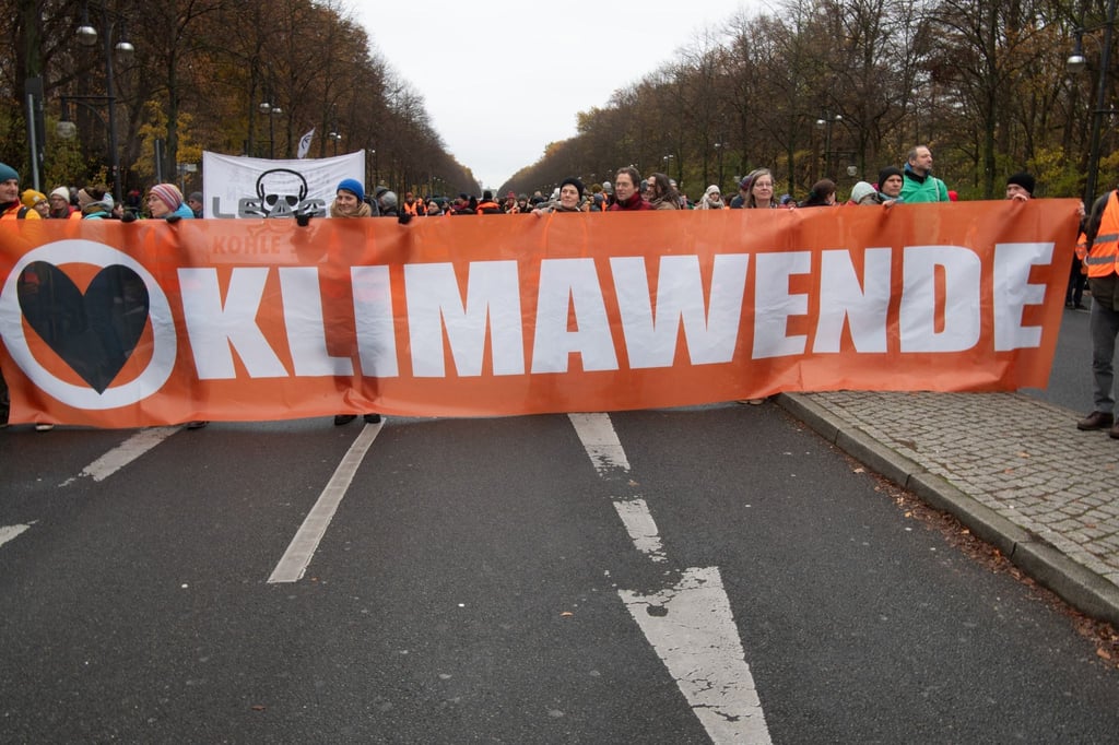 Aktivisten der Klimaschutzgruppe „Letzte Generation“ und anderer Gruppierungen blockieren die Straße des 17. Juni.