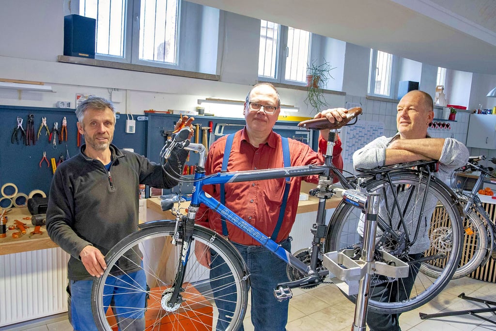 Rainer Hänsch, Rolf Kohlmeyer und Frank Braune (v.l.) sind die „Köpfe“ und guten Seelen der ADFC-Fahrradwerkstatt.