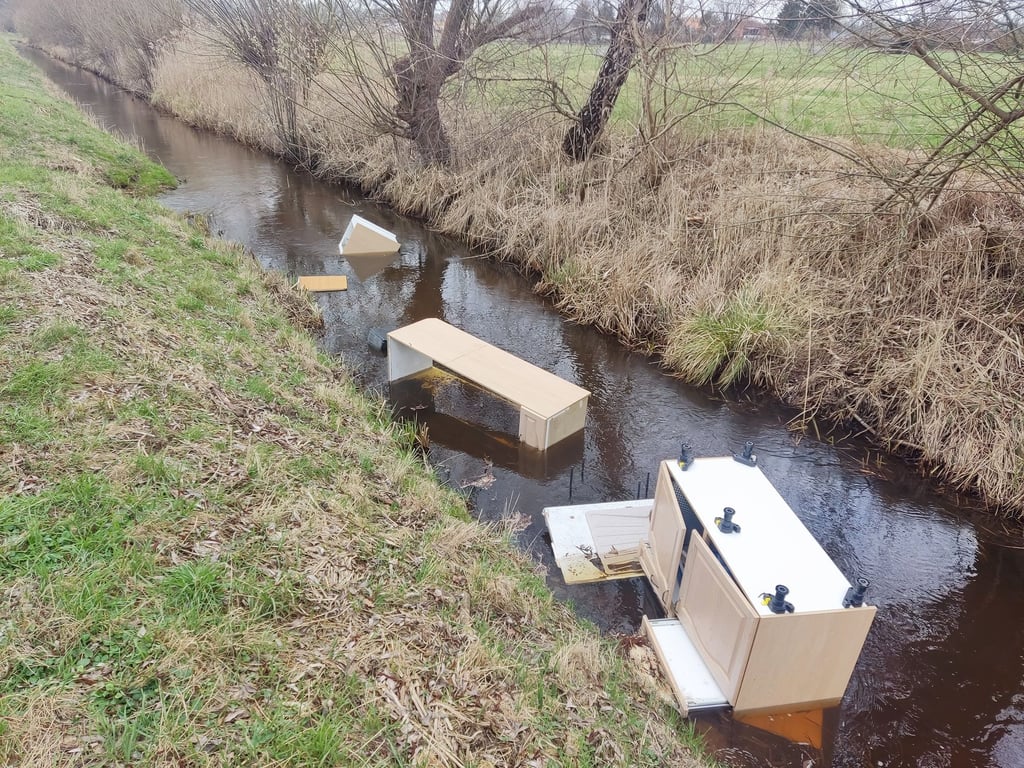 Illegale Müllentsorgung im Lausebach im Bereich des Mühlenweges in Gardelegen.