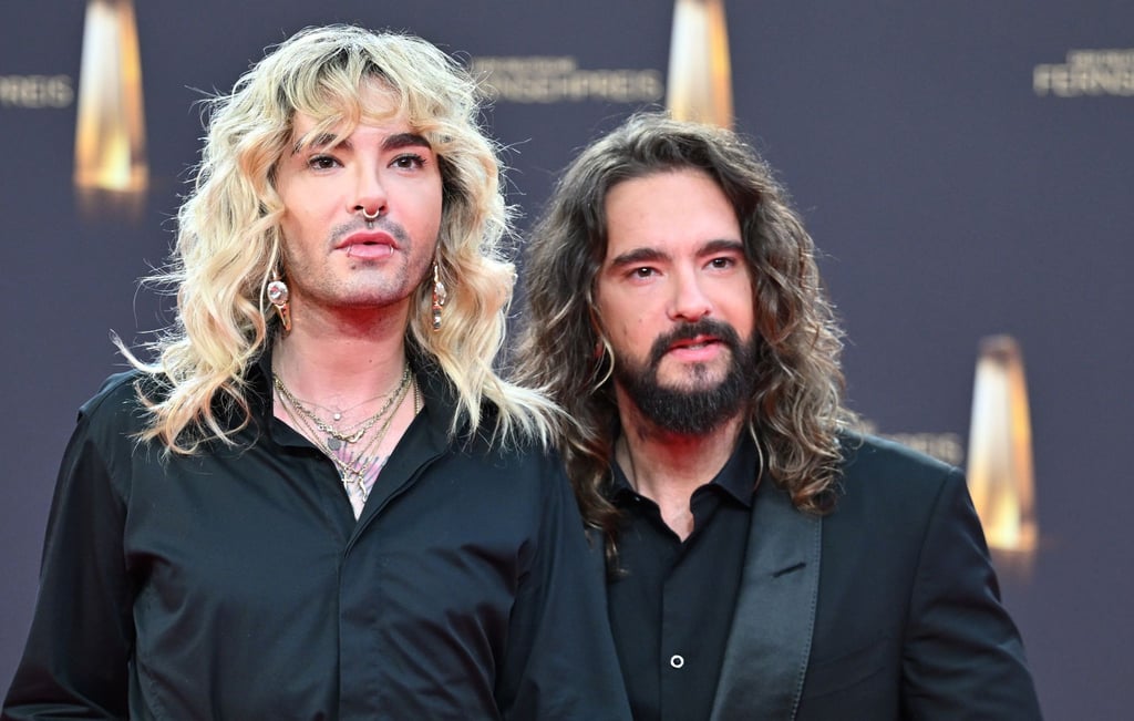 Die Musiker Bill Kaulitz (l) und Tom Kaulitz kommen zur Verleihung der Deutschen Fernsehpreise 2023 ins Coloneum.