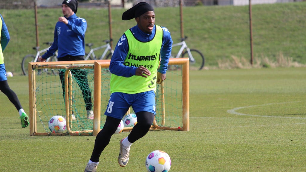 Bryan Teixeira beim Training mit seiner Mannschaft vom 1. FC Magdeburg.