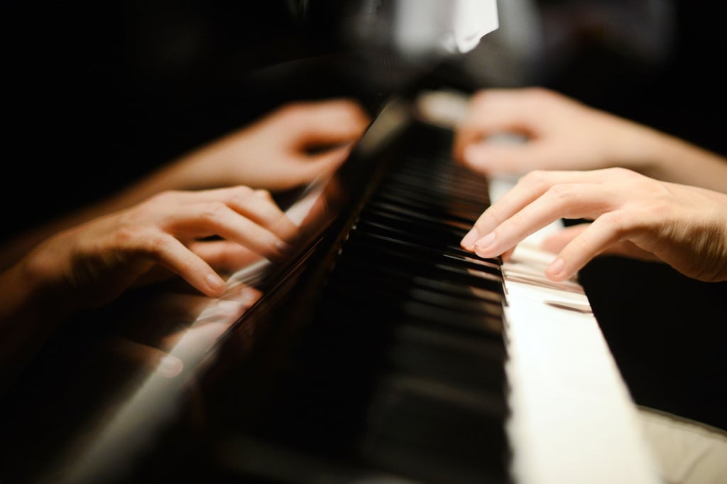 Jens Kalaene/dpakccKCe77g7d9z34cB51_DcdrnbbEs sei eine positive Entwicklung, denn sie bringe den Mitarbeitern mehr Sicherheit, urteilt Annegret Voß, Leiterin der Kreismusikschule des Saalekreises. Dessen Kreistag hatte zuletzt entschieden, dass zum 1. April bisherige freie Honorarkräfte fest angestellt werden. Ein Wunsch, den Voß schon im vergangenen Jahr im Zuge der Diskussion um die Erhöhung der Beiträge für die Musikschulen geäußert hatte – mit dem Argument, dass man so die eigenen Musiklehrer besser an sich binden und Fluktuation beschränken könne. Dass die Verwaltung nun allerdings vorschlug, allen 64 Honorarkräften an den drei Musikschulstandorten Halle, Merseburg und Querfurt feste Verträge anzubieten, hatte einen anderen Grund, einen juristischen: das Herrenberg-Urteil. In der Stadt in Baden-Württemberg gibt es ebenfalls eine Musikschule. Deren Fall landete vor dem Bundessozialgericht. Das urteilte, dass nicht der Vertrag, sondern der reale Arbeitsalltag darüber entscheide, ob eine Scheinselbstständigkeit bei Honorarkräften vorliegt. Ein Knackpunkt hierbei: die feste Einteilung in die Zeitpläne der Musikschulen. „Schnellstmögliche“ EinstellungDas Rechtsamt des Saalekreises kam daher zur Einschätzung, dass auch die eigenen Honorarkräfte „schnellstmöglich“ fest angestellt werden müssten, um etwaigen Nachforderungen und Bußgeldern der Deutschen Rentenversicherung zu entgehen. Diesem Ansinnen kam der Kreistag einstimmig nach. „Mehr Lehrer braucht das Land. Und wenn wir dazu beitragen können, sollten wir das tun“, hob dort FDP-Fraktionschef Peter Kunert eher den Aspekt Fachkräftesicherung hervor. SPD-Vertreter Günter Sachse stellte in seiner Äußerung vor allem die Vorteile fester Beschäftigungsverhältnisse für die Lehrkräfte heraus: „Sie haben ein festgelegtes Gehalt, egal ob sie krank oder gesund sind.“ Derzeit, so erklärt Voß, würden die Honorarkräfte nämlich weder bei eigener Erkrankung noch bei einer Absage des Unterrichts durch den Musikschüler Geld erhalten. Die Umwandlung ihrer Arbeitsverhältnisse bedeutet nun allerdings nicht, dass beim Kreis schlagartig 64 neue Vollzeitstellen entstehen. Ein Großteil der Honorarkräfte hat bisher noch Lehraufträge an anderen Schulen oder ist als freie Musiker oder in Orchestern unterwegs. Deshalb wächst der Stellenplan des Kreises nur um 15,5 Vollzeitstellen. Damit verbunden sind dennoch höhere Ausgaben. Statt bisher 600.000 Euro für die Honorarverträge werden die zunächst bis Ende 2025 befristeten Festanstellungen 900.000 Euro im Jahr kosten. Die Mehrausgaben reduzieren sich für den Kreis de facto etwas, weil er dank der größeren Zahl von Festangestellten mit um 100.000 Euro höheren Zuschüssen vom Land rechnet.