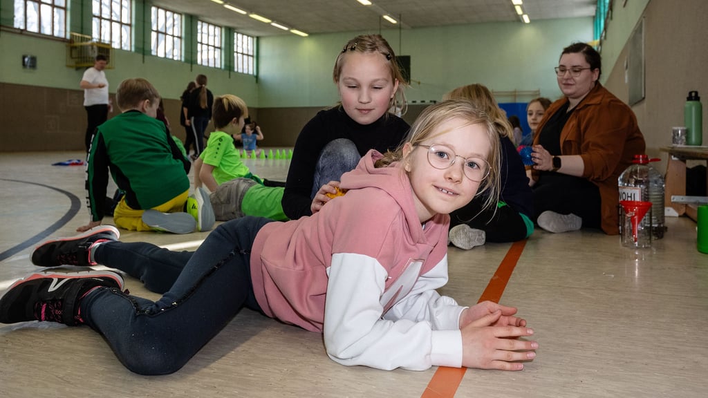 Wer fit für die Zukunft sein will, muss sich auch wohlfühlen. Wie das geht, lernen Rosalie (liegend) und Angelina in Annaburg bei Laura Worzfeld (r.).