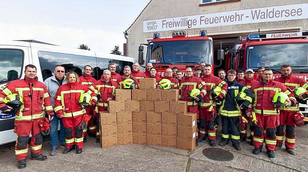Die Feuerwehr Waldersee hat 30 neue Helme bekommen.