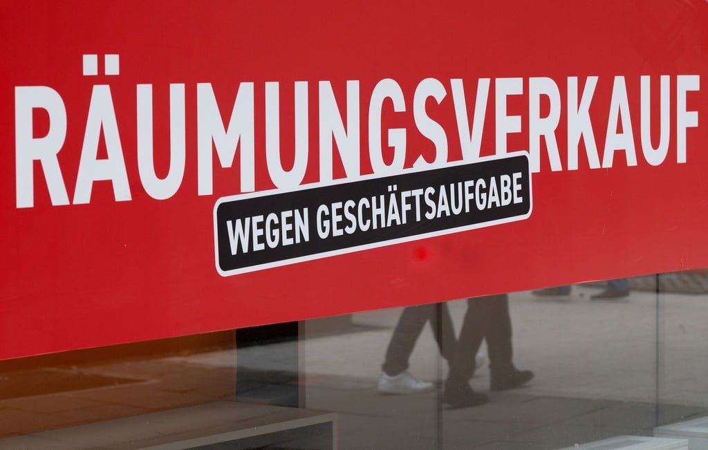 Ein Schild mit dem Hinweis „Räumungsverkauf wegen Geschäftsaufgabe“ hängt an einem Bekleidungsgeschäft.