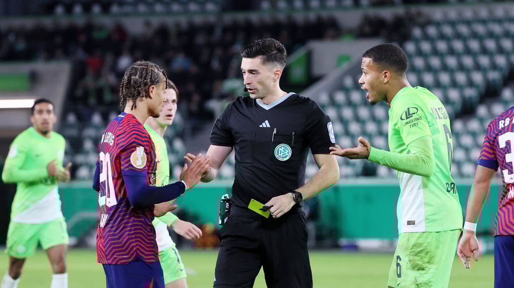 Schiedsrichter Florian Badstübner pfiff RB Leipzig beim DFB-Pokalaus in Wolfsburg.