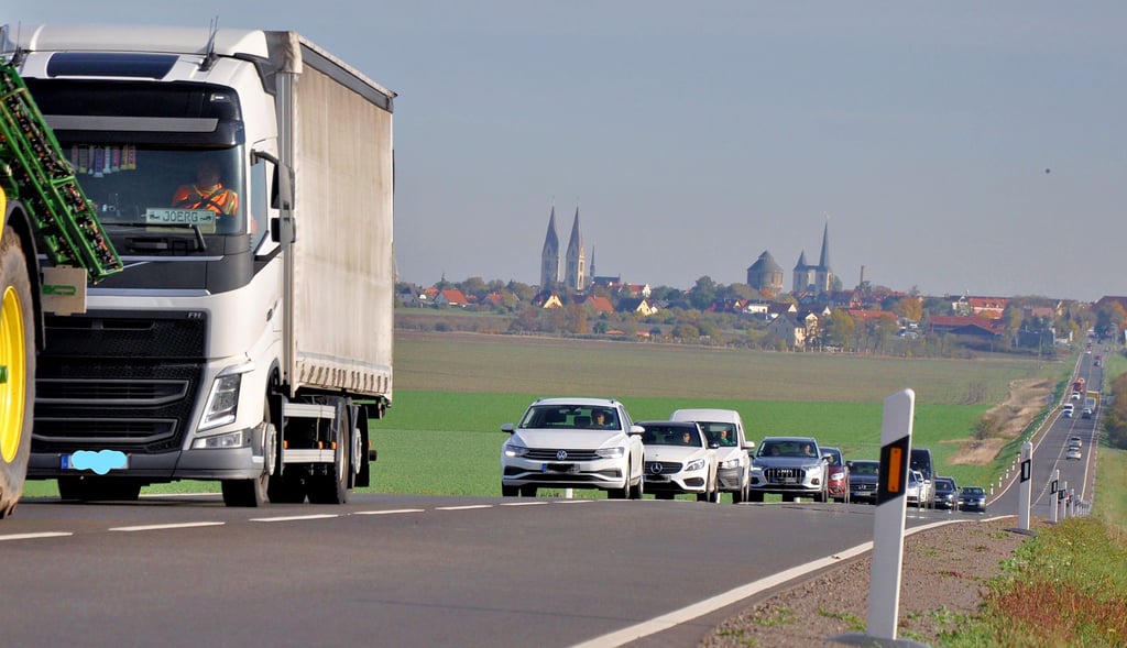 Die 2022 sanierte Bundesstraße 81 zwischen Halberstadt und Wilhelmshöhe muss nachgebessert werden, weil Fehler bei den Arbeiten passiert sind.