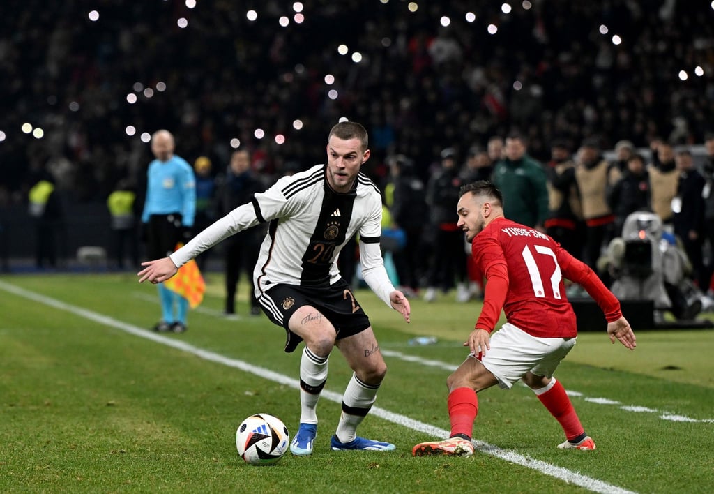 Deutschlands Marvin Ducksch (l) und Yusuf Sari von der Türkei kämpfen um den Ball.