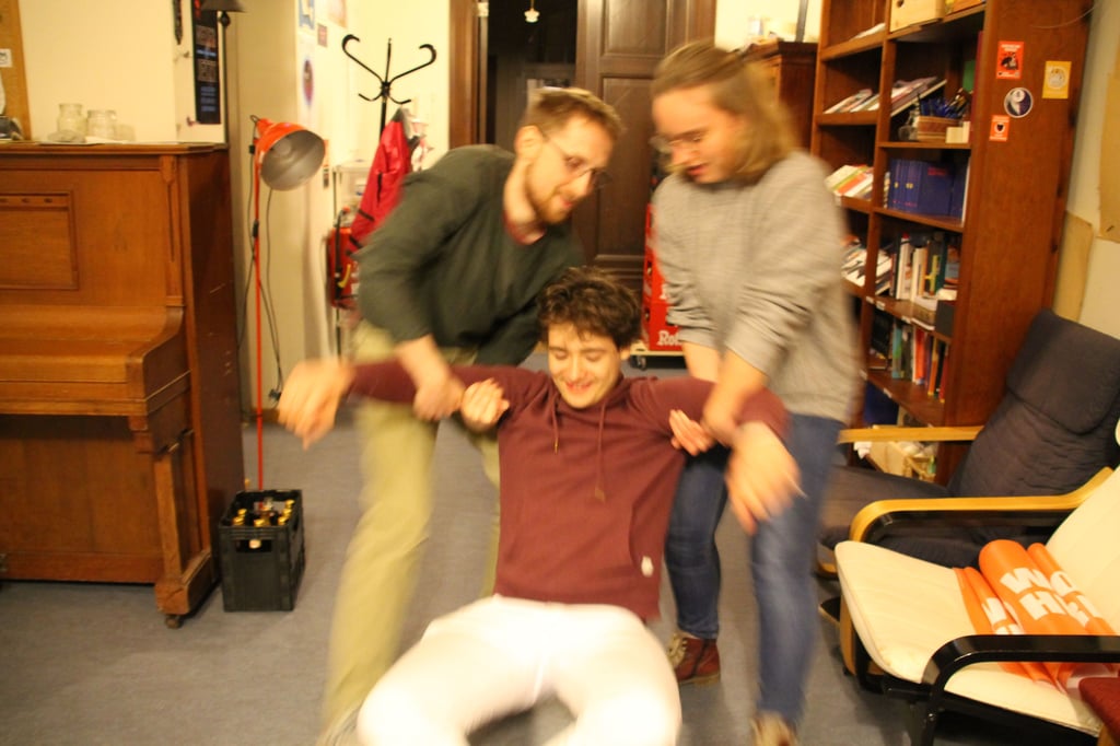 Blockadetraining bei der Letzten Generation in Halle: Liam wird von Jan und Lui weggetragen.  