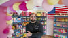 Asis Naroyan verkauft im Geschäft „Dessau Drinks“ in der Zerbster Straße 20 in Dessau Süßigkeiten und Getränke aus verschiedenen Ländern.
