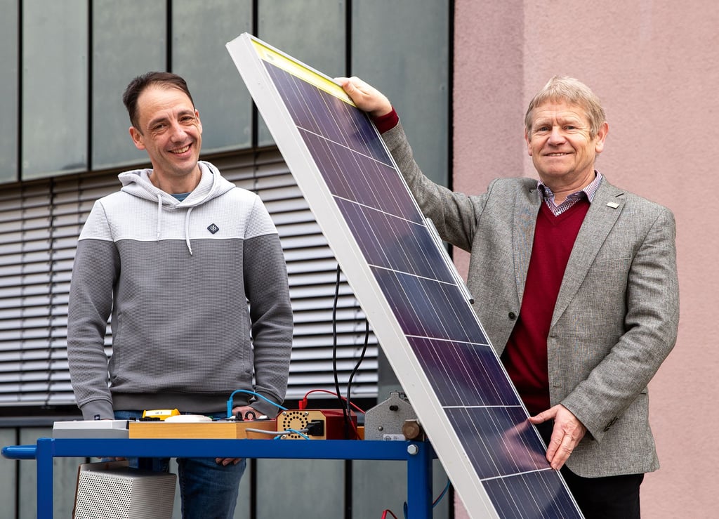 Die März-Vorlesung der KinderHochschule dreht sich um Solarenergie. Die Ingenieure Prof. Dr. Rudolf Mecke und Peter Kußmann erklären den Junior-Studenten wie Sonnenlicht zu Steckdosenstrom wird.