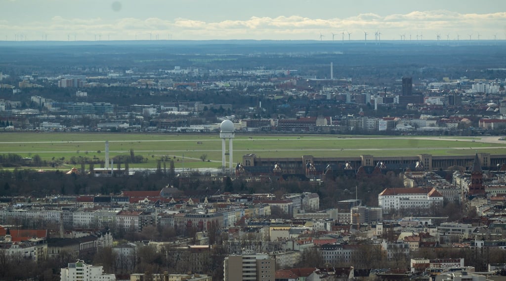 Blick auf von dichter Bebauung umrandete Tempelhofer Feld, aufgenommen vom Fernsehturm.