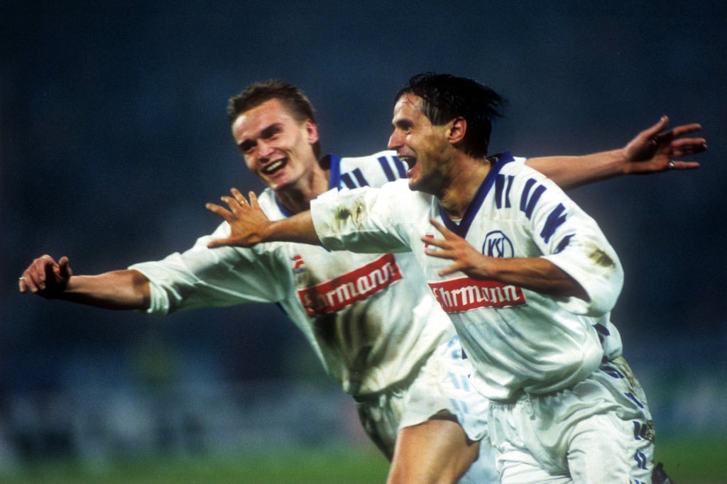 Edgar Schmitt (r.) bejubelt mit Manfred Bender seinen Treffer für den Karlsruher SC beim UEFA-Pokalspiel gegen den FC Valencia.