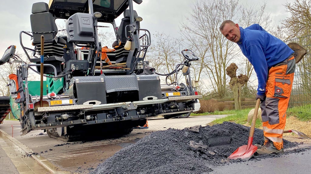 Die Bauarbeiten auf der Dessauer Straße in Haldensleben - der Landesstraße 24 – neigen sich dem Ende zu. Während er den frischen Teer verteilt, erzählt Bauarbeiter Nico Rappolt, dass die letzten Arbeiten jetzt verrichtet werden und die großen Geräte bald an die nächsten Baustellen ziehen können.