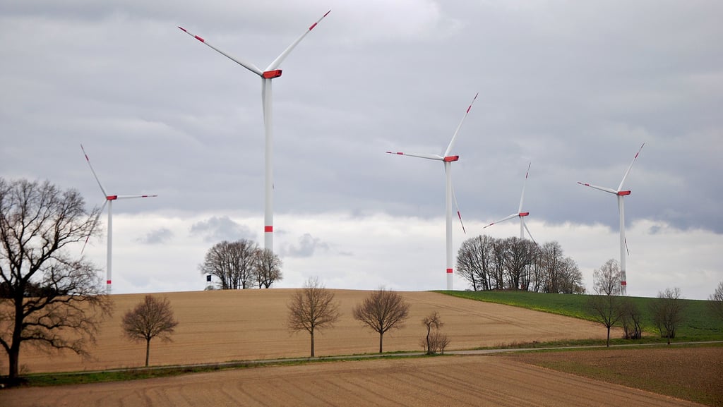 2016/17 entstand der Windpark zwischen Jübar und Drebenstedt mit sechs Anlagen. Die Bremer Windkraftfirma Wpd plant, das Areal im Rahmen der geplanten Energieregion Jübar zu erweitern.