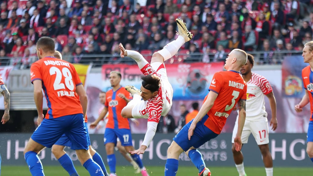 Artistisch: Eljif Elmas gegen Darmstadt.