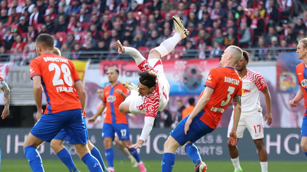 Artistisch: Eljif Elmas gegen Darmstadt.