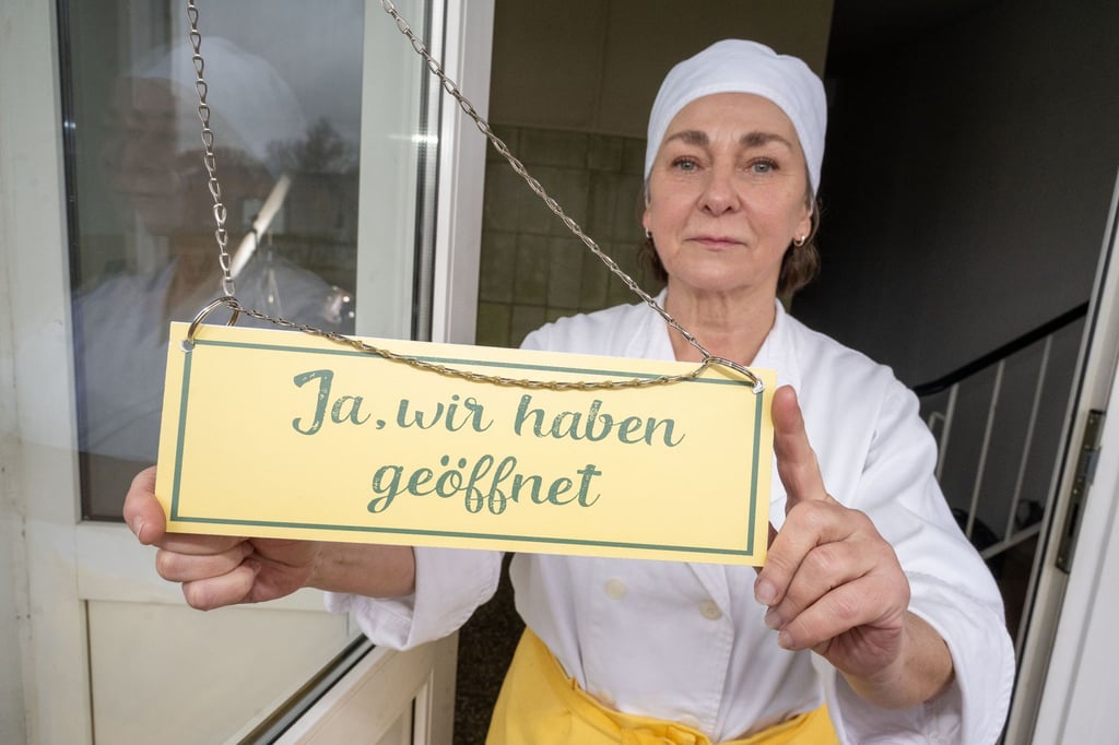 Der Schauspielerin Steffi Kühnert am Rande von Dreharbeiten für einen Fernsehfilm.
