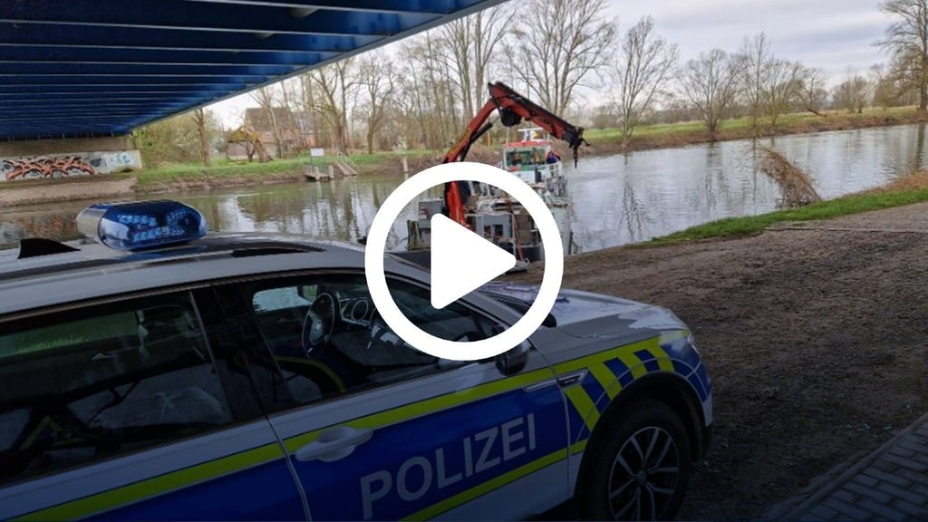 An der Röpziger Brücke in Halle ist ein Auto in die Saale gestürzt. Nun soll es geborgen werden.