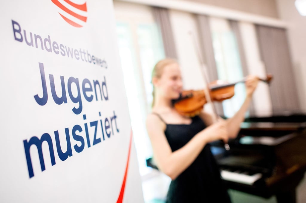 Die Aufschrift „Bundeswettbewerb Jugend musiziert" steht auf einem Plakat.