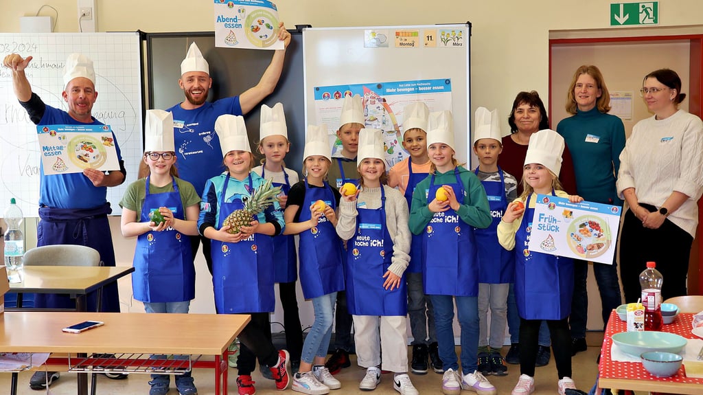 Die Kinder der Grundschule in Sandau erlebten mit Köchen, Lehrern und Eltern, dass Bewegen und Essen Spaß machen.
