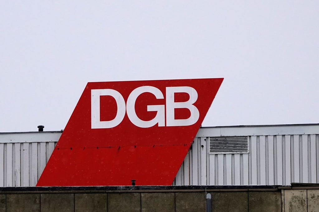 Das Logo des Deutschen Gewerkschaftsbundes DGB ist auf dem Dach des Gewerkschaftshauses zu sehen.