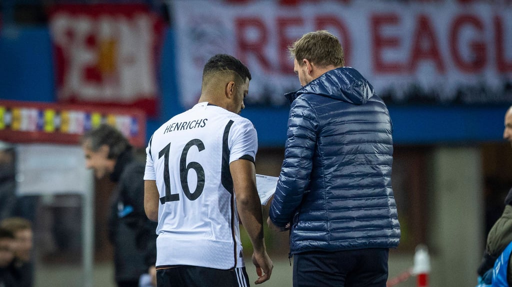 RB-Profi Benjamin Henrichs im Gespräch mit Bundestrainer Julian Nagelsmann