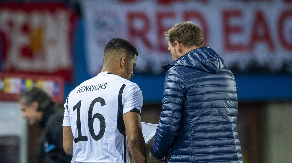 RB-Profi Benjamin Henrichs im Gespräch mit Bundestrainer Julian Nagelsmann
