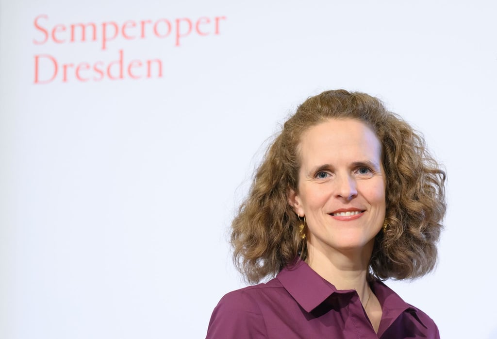 Nora Schmid, designierte Intendantin der Semperoper Dresden, steht im Rundfoyer der Oper.