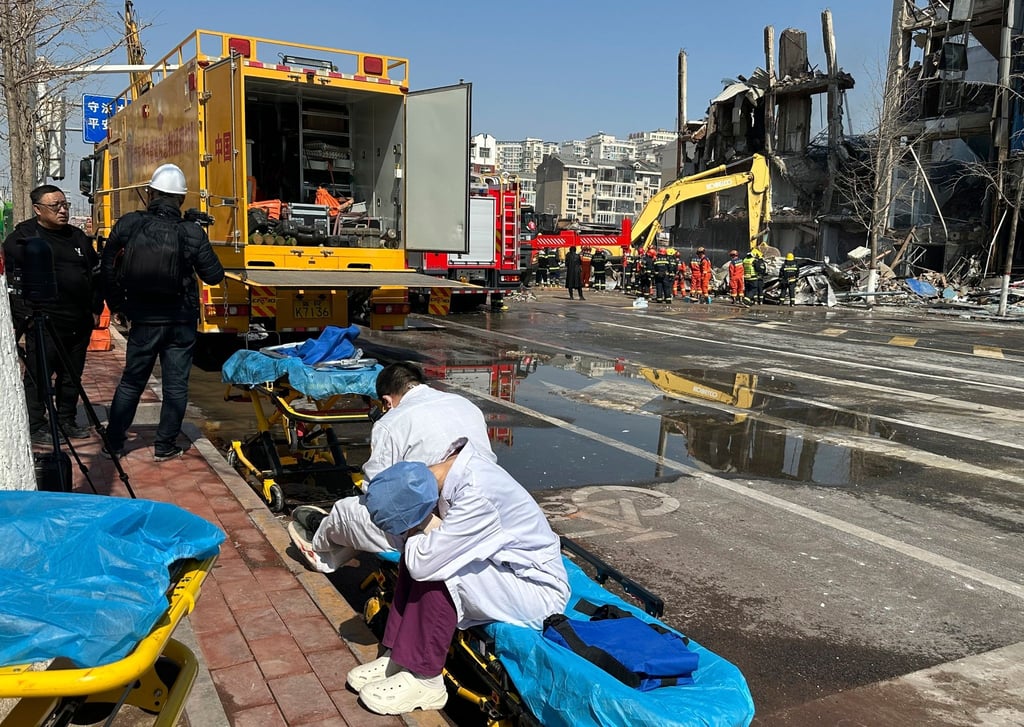 Die Feuerwehr schickte nach eigenen Angaben mehr als 150 Rettungskräfte zum Unfallort.