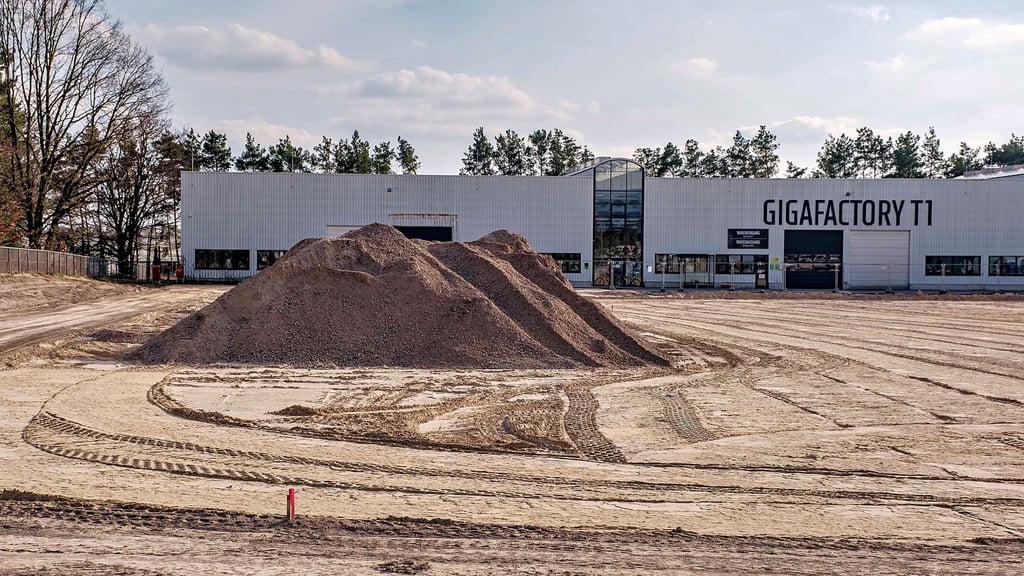Hier im Platanenweg entsteht die Gigafactory der Tesvolt AG, für die Anfang April der Spatenstich erfolgen soll. Tesvolt plant gemeinsam mit der Kalipe GmbH ein Netzwerk- und Informationsforum zum Thema „Mieterstromanlagen und energetische Aufwertung“.