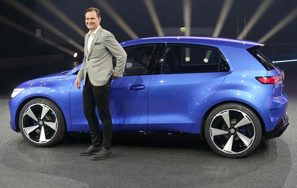 Thomas Schäfer, Vorstandsvorsitzender der Marke Volkswagen Pkw, mit der im März 2023 vorgestellten Elektro-Kleinwagen-Studie ID.2all.