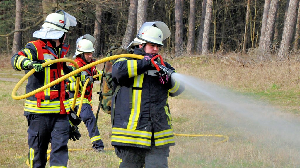 Auch Jugendwartin Christine Schmittke von der Ortsfeuerwehr Calvörde trainiert mit ihren Kameraden das Löschen von Waldbränden.