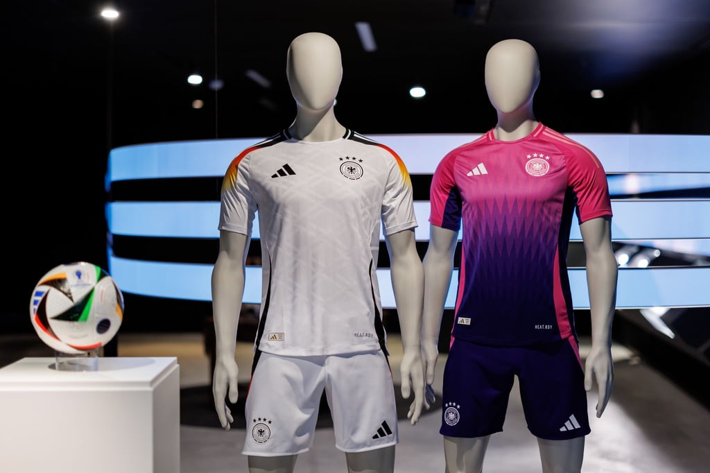 Die offiziellen Trikots der deutschen Fußball-Nationalmannschaft für die kommende Fußball-Europameisterschaft 2024.