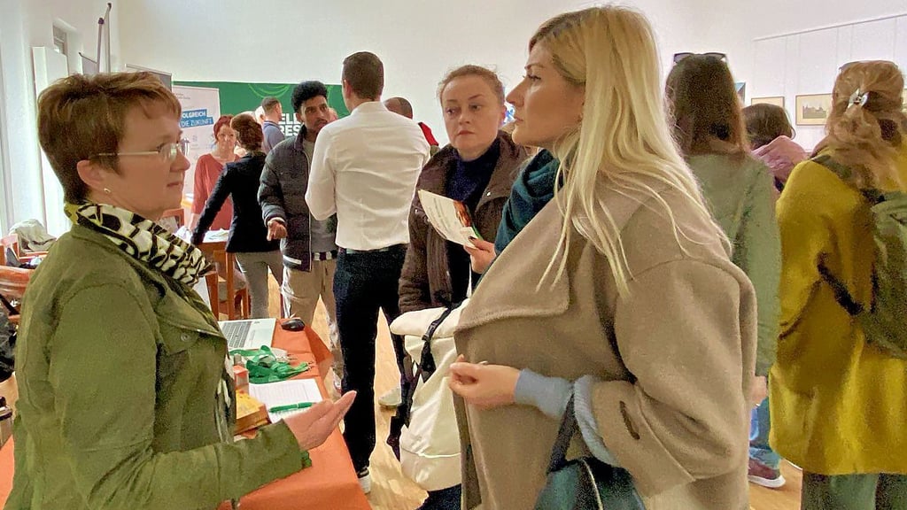 Angela Stippschild (l.) von Refresco aus Carlvörde erklärt bei der Jobbörse die Arbeit und Anforderungen der Lebensmittelbranche.