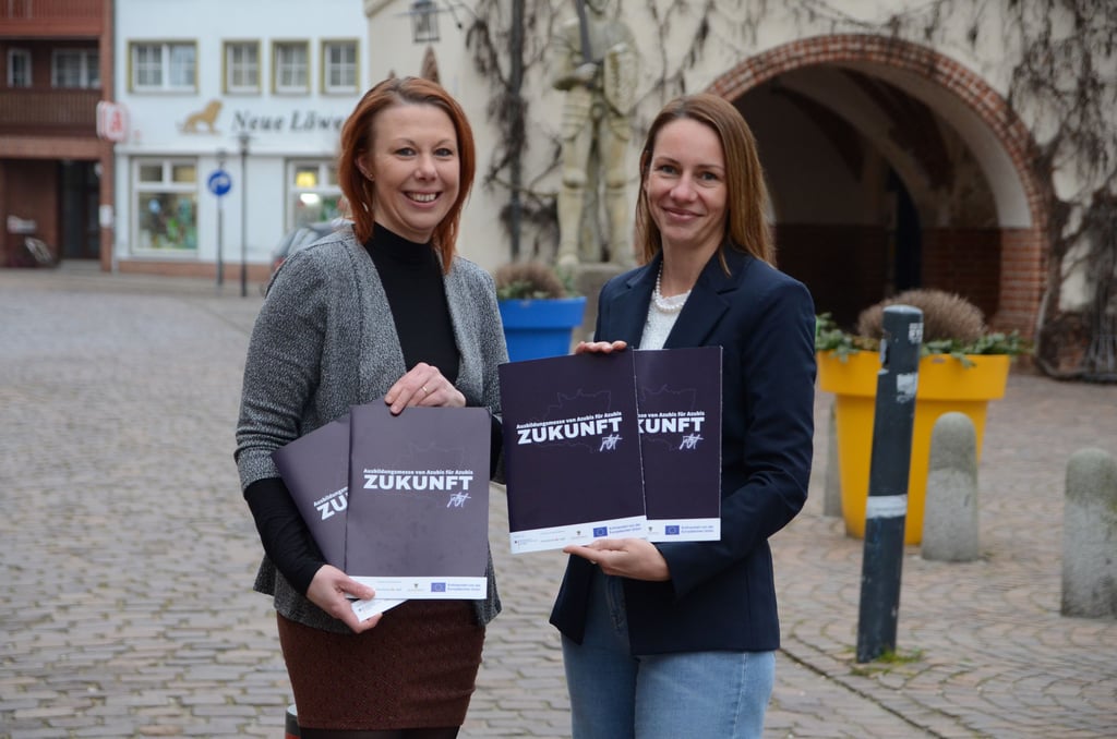 JFZ-Netzwerkarbeit-Koordinatorin Monique Grothe (links) und Wirtschaftsförderin Julia Schlüsselburg sind die Organisatoren der zweiten Ausbildungsmesse „Zukunft jetzt“ am 20. März in Gardelegen.