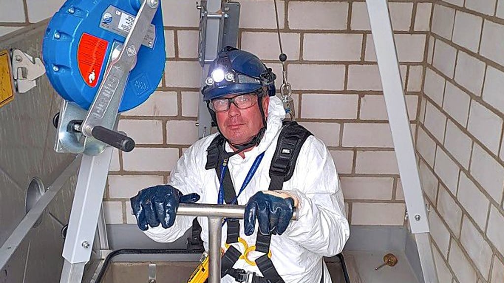 Midewa-Mitarbeiter Andreas Simon steigt zur Reinigung in den Hochbehälter.