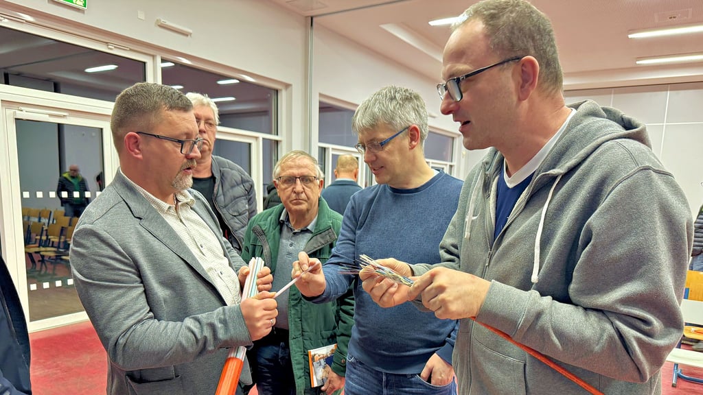 Der Bau-Projektleiter der Deutschen Giganetz, Nils Möller (l.), zeigte den Egelnern in der Aula des Schulzentrums, wie ein Glasfaserkabel aufgebaut ist.