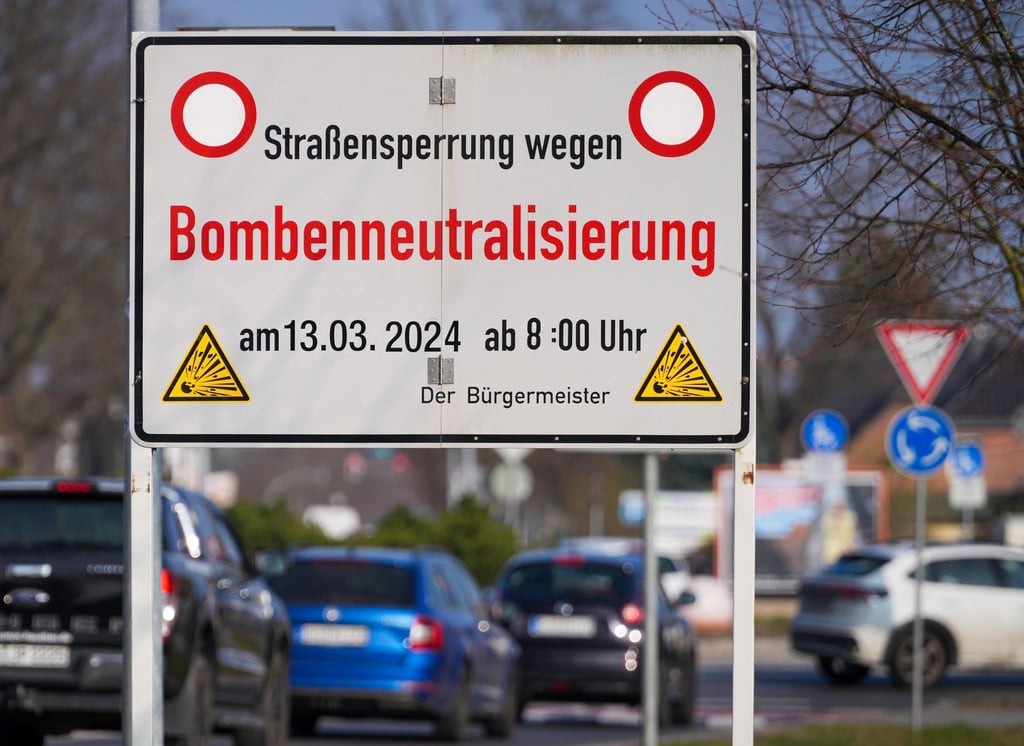 Ein Schild an der Berliner Straße weist vor der Entschärfung einer Bombe auf die „Straßensperrung wegen Bombenneutralisierung“ hin.
