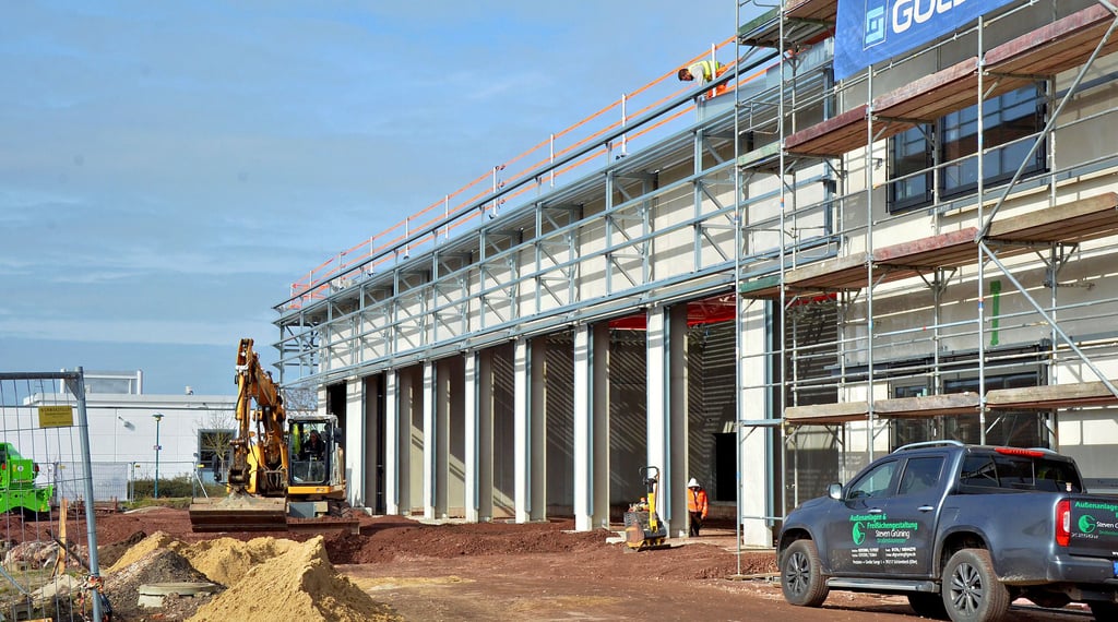 Das neue Feuerwehrgerätehaus in Oschersleben wird seit August 2023 gebaut. Das Areal gehörte einst zur ehemaligen Zuckerfabrik.