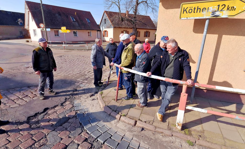 Piethener Bürger an einer der schlimmsten Stellen der Ortsdurchfahrt: Ausbrüche im Asphalt sind deutlich zu erkennen.