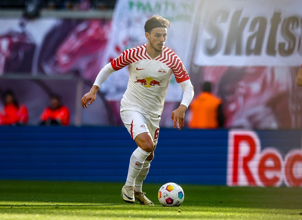 Leipzigs Spieler Eljif Elmas am Ball.