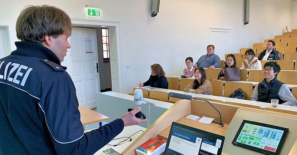 Andre Ochmann bei seinem Vortrag vor Studenten in Köthen