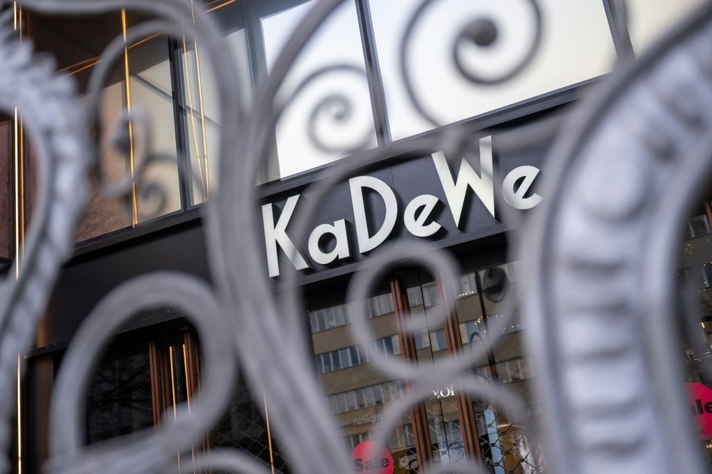 Vor einem Eingang vom KaDeWe ist vor Ladenöffnung ein Gitter.